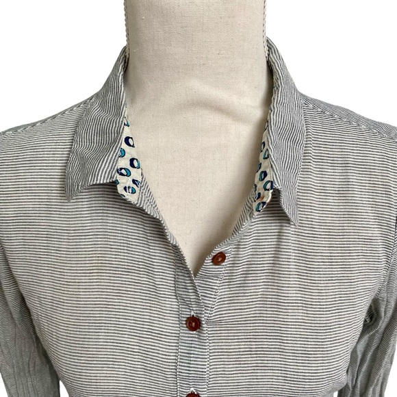 Birds of Paradis by Trovata Gray Stripe Lace Back Button Front Shirt Small - Picture 2 of 15